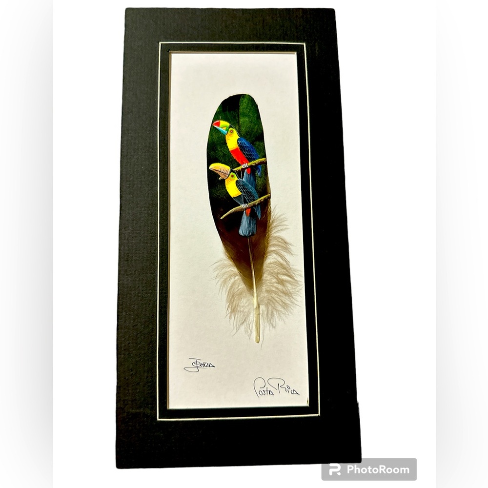 Beautiful bird, feather hand painted the artist, signed it from Puerto Rico
